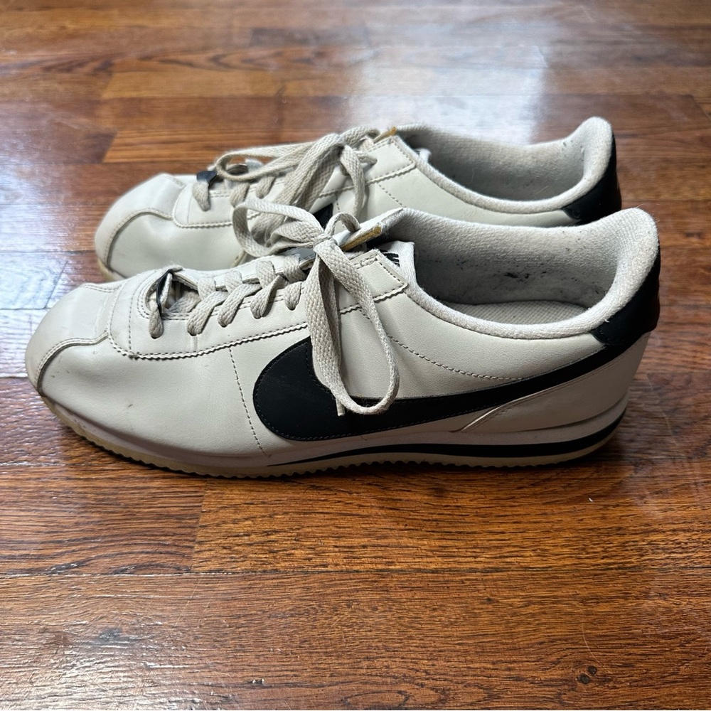 Nike Men’s Light Gray and Black Sneakers